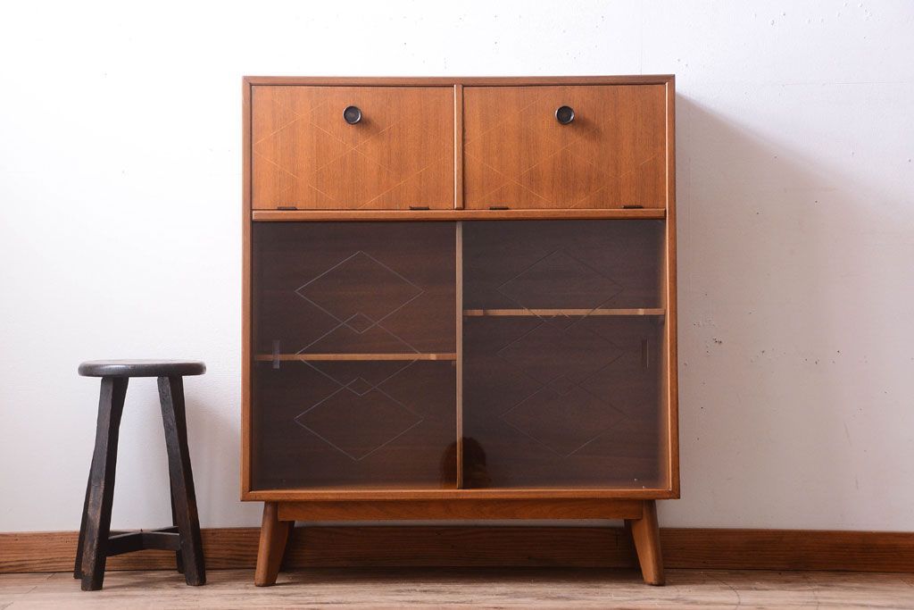 ヴィンテージ家具　珍しい一品　おしゃれな北欧ビンテージの台形キャビネット