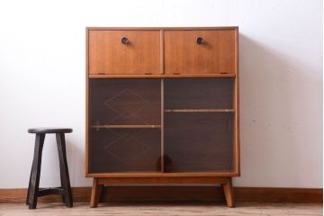 ヴィンテージ家具　珍しい一品　おしゃれな北欧ビンテージの台形キャビネット