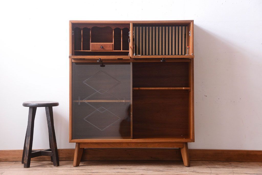 ヴィンテージ家具　珍しい一品　おしゃれな北欧ビンテージの台形キャビネット