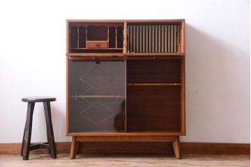 ヴィンテージ家具　珍しい一品　おしゃれな北欧ビンテージの台形キャビネット