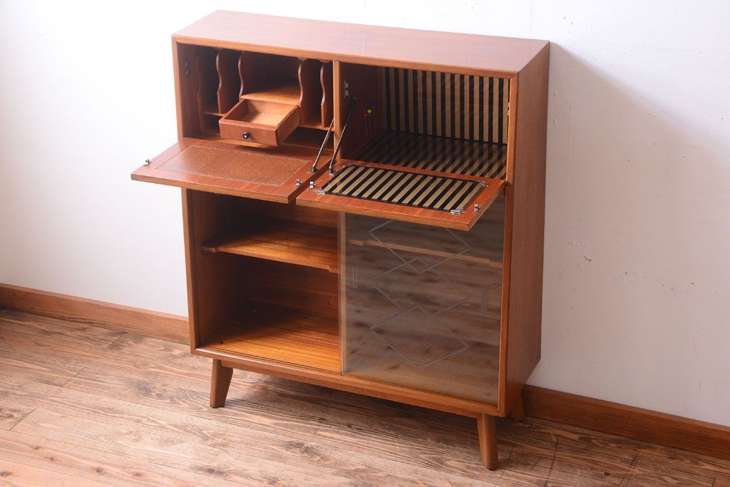 ヴィンテージ家具　珍しい一品　おしゃれな北欧ビンテージの台形キャビネット