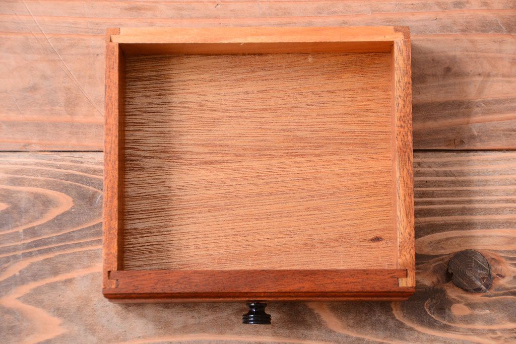 ヴィンテージ家具　珍しい一品　おしゃれな北欧ビンテージの台形キャビネット