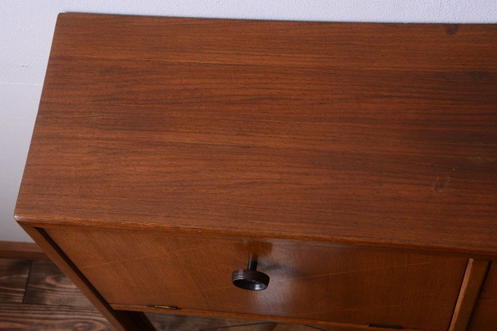ヴィンテージ家具　珍しい一品　おしゃれな北欧ビンテージの台形キャビネット