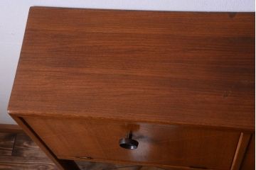 ヴィンテージ家具　珍しい一品　おしゃれな北欧ビンテージの台形キャビネット