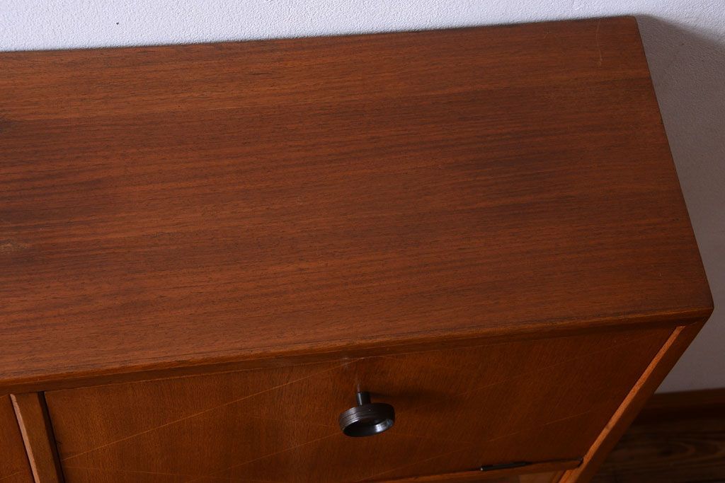 ヴィンテージ家具　珍しい一品　おしゃれな北欧ビンテージの台形キャビネット
