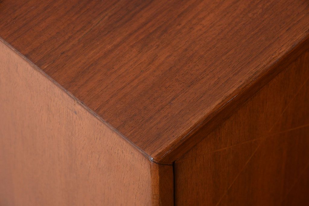 ヴィンテージ家具　珍しい一品　おしゃれな北欧ビンテージの台形キャビネット