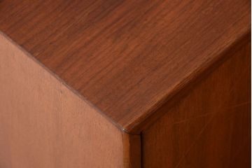 ヴィンテージ家具　珍しい一品　おしゃれな北欧ビンテージの台形キャビネット