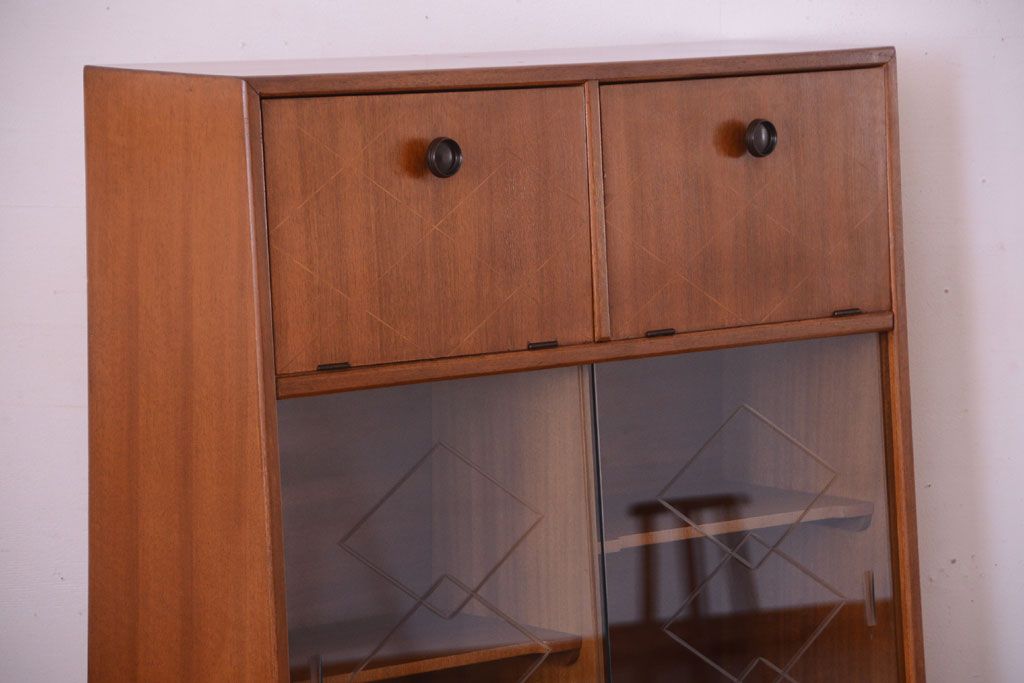 ヴィンテージ家具　珍しい一品　おしゃれな北欧ビンテージの台形キャビネット
