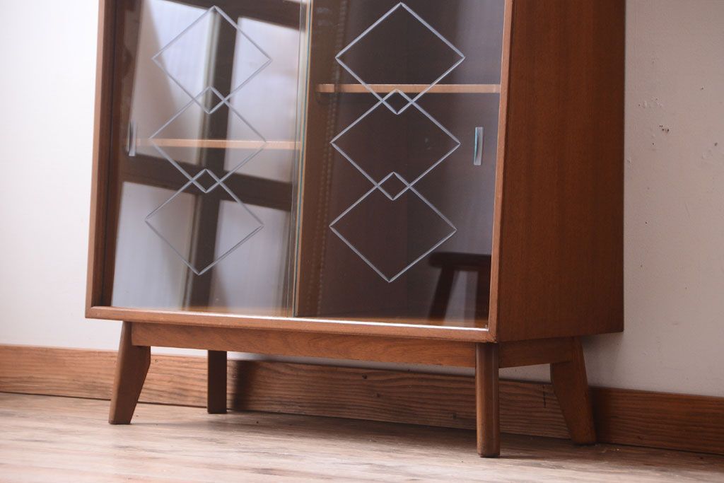 ヴィンテージ家具　珍しい一品　おしゃれな北欧ビンテージの台形キャビネット