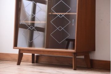 ヴィンテージ家具　珍しい一品　おしゃれな北欧ビンテージの台形キャビネット