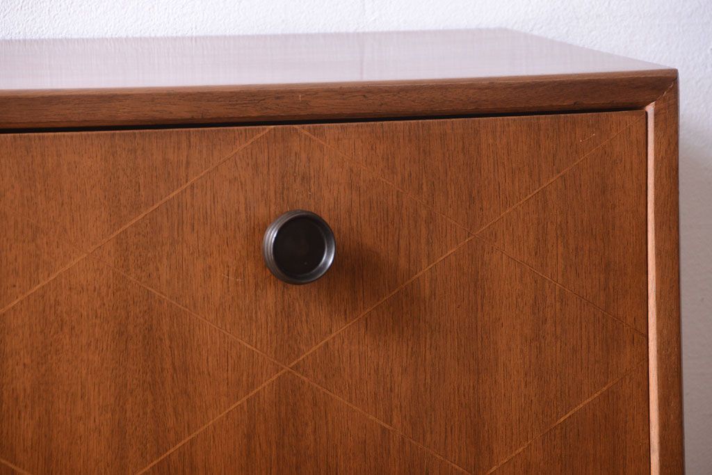 ヴィンテージ家具　珍しい一品　おしゃれな北欧ビンテージの台形キャビネット