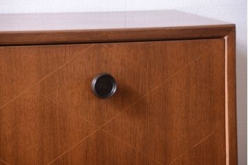 ヴィンテージ家具　珍しい一品　おしゃれな北欧ビンテージの台形キャビネット