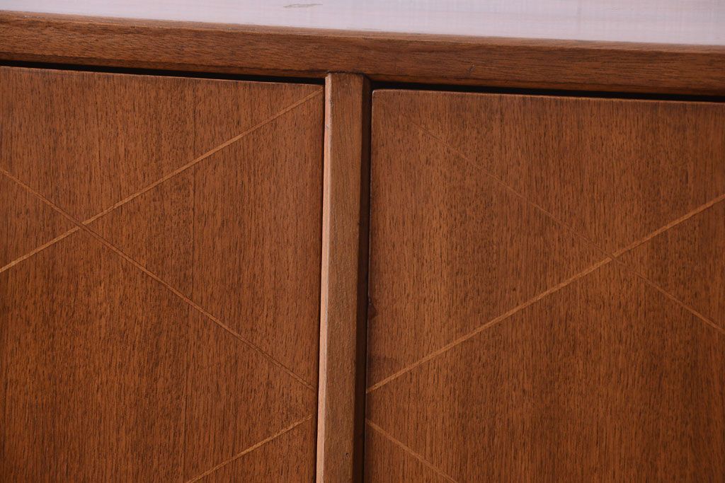 ヴィンテージ家具　珍しい一品　おしゃれな北欧ビンテージの台形キャビネット