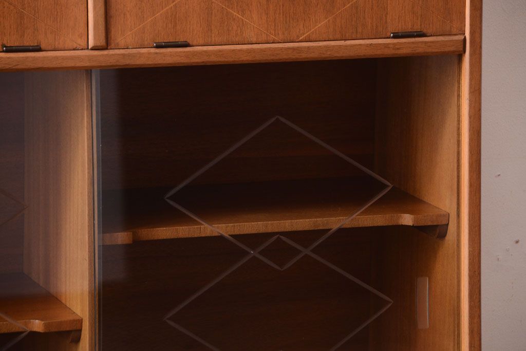 ヴィンテージ家具　珍しい一品　おしゃれな北欧ビンテージの台形キャビネット