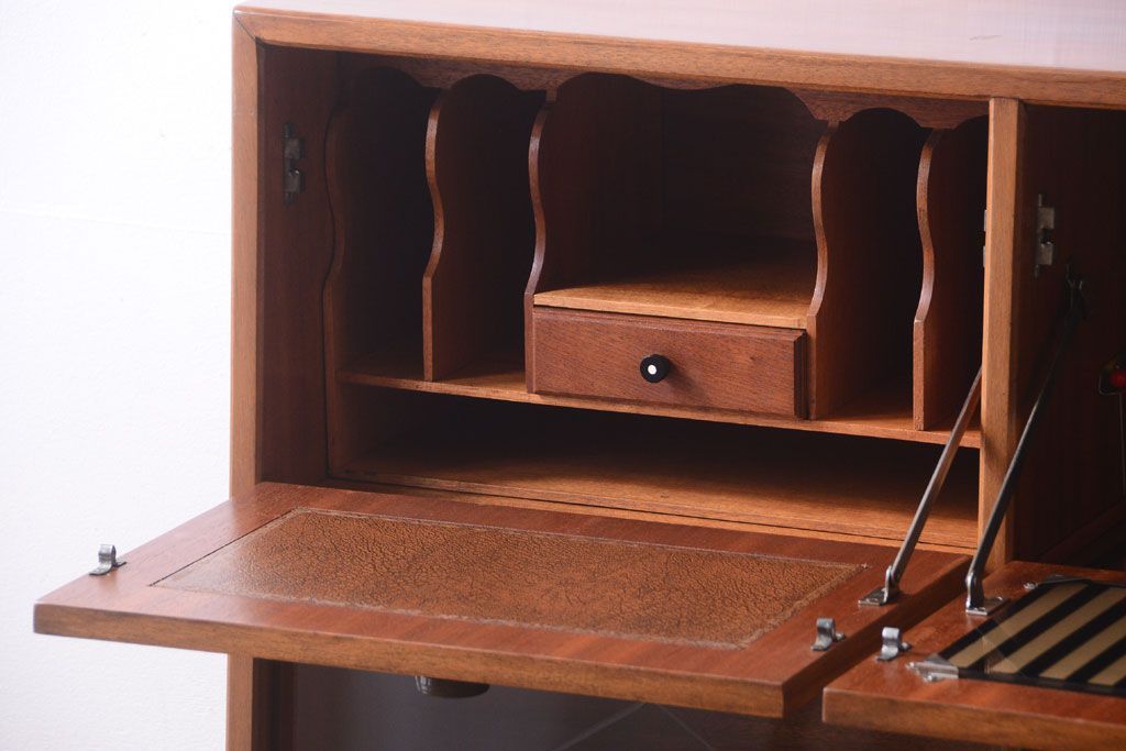 ヴィンテージ家具　珍しい一品　おしゃれな北欧ビンテージの台形キャビネット