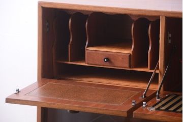 ヴィンテージ家具　珍しい一品　おしゃれな北欧ビンテージの台形キャビネット