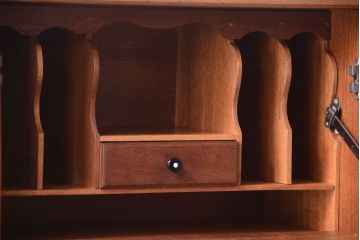 ヴィンテージ家具　珍しい一品　おしゃれな北欧ビンテージの台形キャビネット