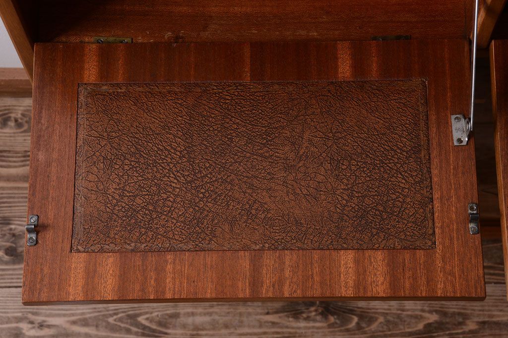 ヴィンテージ家具　珍しい一品　おしゃれな北欧ビンテージの台形キャビネット