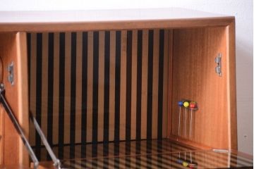 ヴィンテージ家具　珍しい一品　おしゃれな北欧ビンテージの台形キャビネット