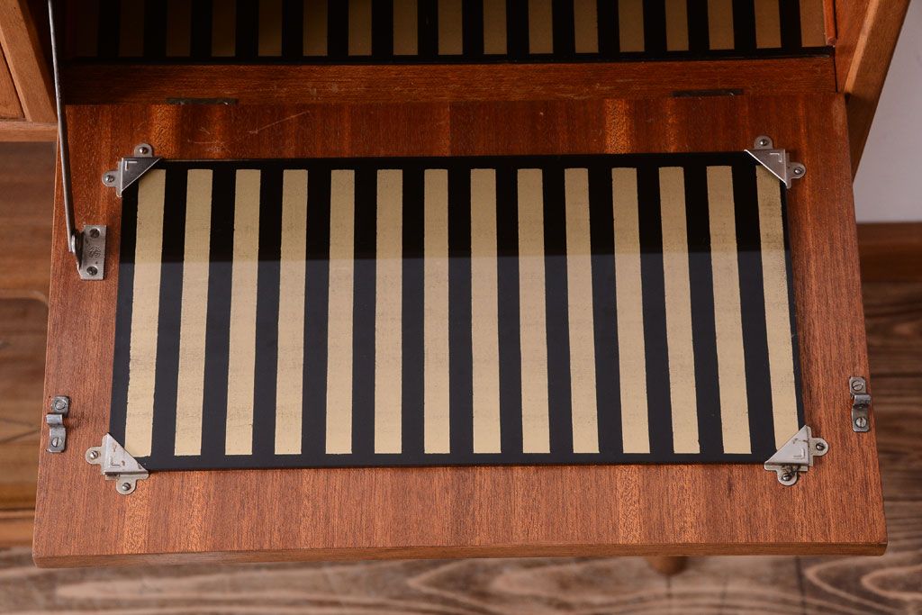 ヴィンテージ家具　珍しい一品　おしゃれな北欧ビンテージの台形キャビネット