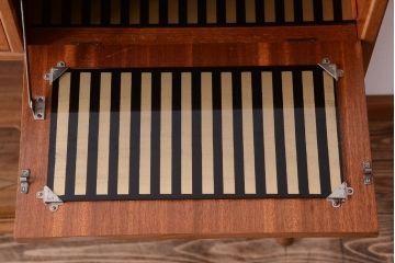 ヴィンテージ家具　珍しい一品　おしゃれな北欧ビンテージの台形キャビネット