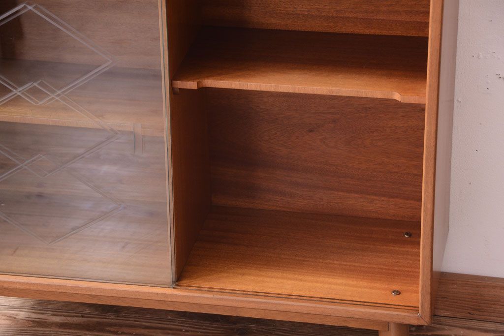 ヴィンテージ家具　珍しい一品　おしゃれな北欧ビンテージの台形キャビネット