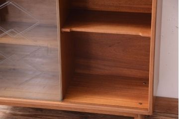 ヴィンテージ家具　珍しい一品　おしゃれな北欧ビンテージの台形キャビネット