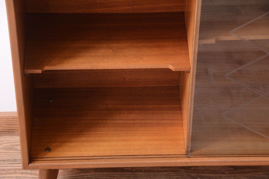 ヴィンテージ家具　珍しい一品　おしゃれな北欧ビンテージの台形キャビネット