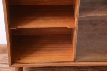 ヴィンテージ家具　珍しい一品　おしゃれな北欧ビンテージの台形キャビネット