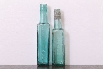 アンティーク雑貨　イギリスアンティーク　おしゃれな小瓶2つセット(ガラス瓶・ソースボトル)