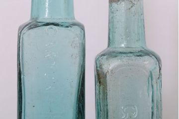 アンティーク雑貨　イギリスアンティーク　おしゃれな小瓶2つセット(ガラス瓶・ソースボトル)