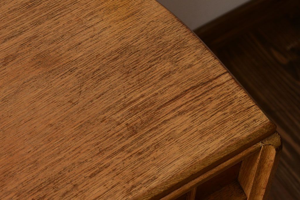 ヴィンテージ家具　北欧ビンテージ　G-PLAN　オーク材の珍しいセミサークルコーナーキャビネット