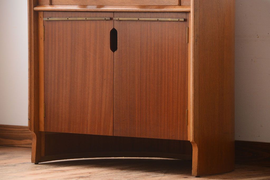 ヴィンテージ家具　北欧ビンテージ　G-PLAN　オーク材の珍しいセミサークルコーナーキャビネット