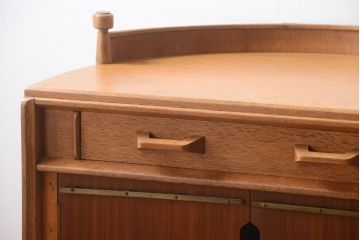 ヴィンテージ家具　北欧ビンテージ　G-PLAN　オーク材の珍しいセミサークルコーナーキャビネット