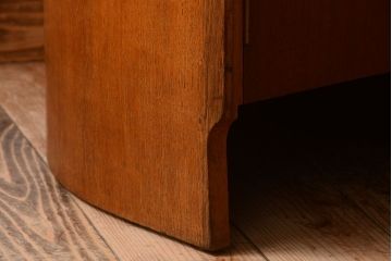 ヴィンテージ家具　北欧ビンテージ　G-PLAN　オーク材の珍しいセミサークルコーナーキャビネット