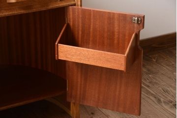 ヴィンテージ家具　北欧ビンテージ　G-PLAN　オーク材の珍しいセミサークルコーナーキャビネット