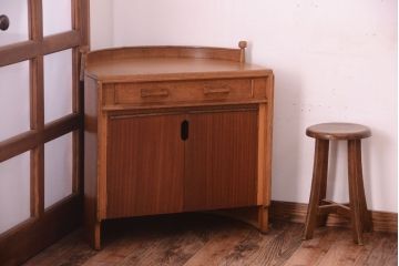 ヴィンテージ家具　北欧ビンテージ　G-PLAN　オーク材の珍しいセミサークルコーナーキャビネット