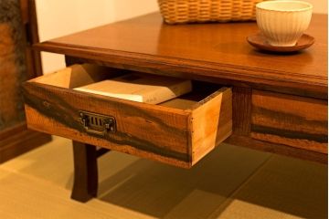アンティーク家具　大正ロマン　象嵌入り!前板に黒柿を使用した文机