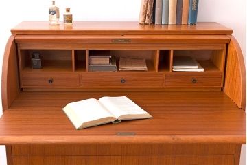 ヴィンテージ家具　北欧ビンテージ　高級品　珍しいチーク材製シリンダートップデスク