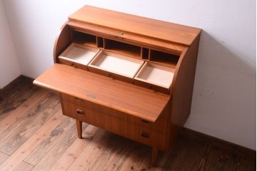 ヴィンテージ家具　北欧ビンテージ　高級品　珍しいチーク材製シリンダートップデスク
