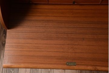 ヴィンテージ家具　北欧ビンテージ　高級品　珍しいチーク材製シリンダートップデスク