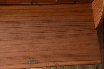 ヴィンテージ家具　北欧ビンテージ　高級品　珍しいチーク材製シリンダートップデスク