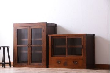 レトロ家具　和製アンティーク　古い木のレトロな重ね戸棚(収納棚)