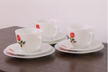 イギリスビンテージ　JAJ　パイレックス　June Rose(ジューン ローズ)シリーズ　ミルクガラスのカップ&ソーサー&プレート(トリオ)3客セット(洋食器)(2)