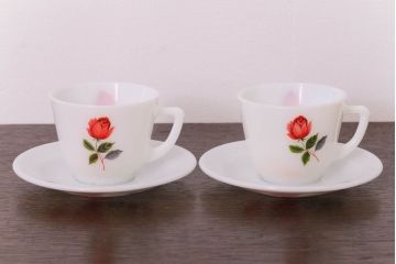 イギリスビンテージ　JAJ　パイレックス　June Rose(ジューン ローズ)シリーズ　ミルクガラスのカップ&ソーサー2客セット(洋食器)