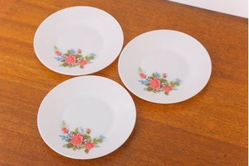 アンティーク雑貨　イギリスビンテージ　JAJ　パイレックス　Cottage Rose(コテージ ローズ)シリーズ　ミルクガラスのプレート3枚セット(洋食器)