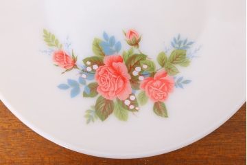 アンティーク雑貨　イギリスビンテージ　JAJ　パイレックス　Cottage Rose(コテージ ローズ)シリーズ　ミルクガラスのプレート3枚セット(洋食器)