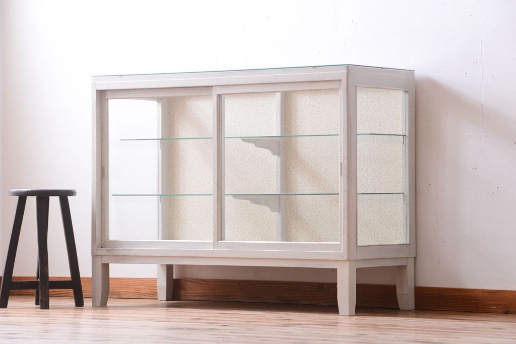 アンティーク家具　ペイント　脚付きのアンティークガラスケース(ショーケース)