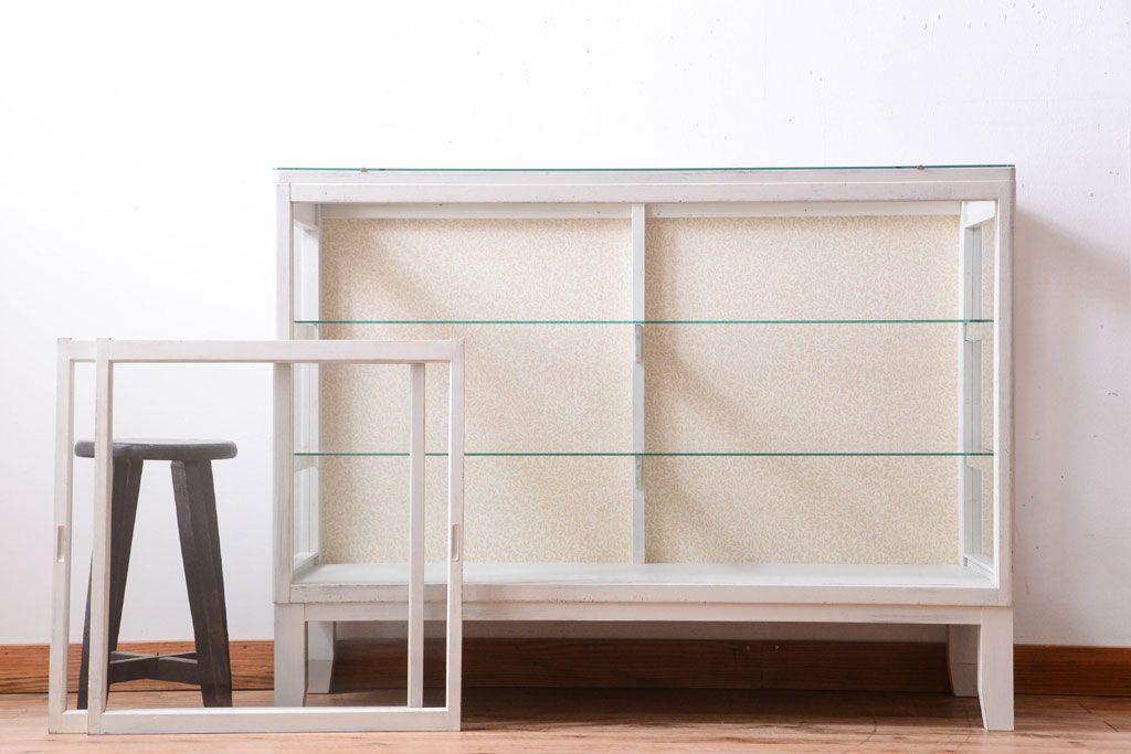 アンティーク家具　ペイント　脚付きのアンティークガラスケース(ショーケース)