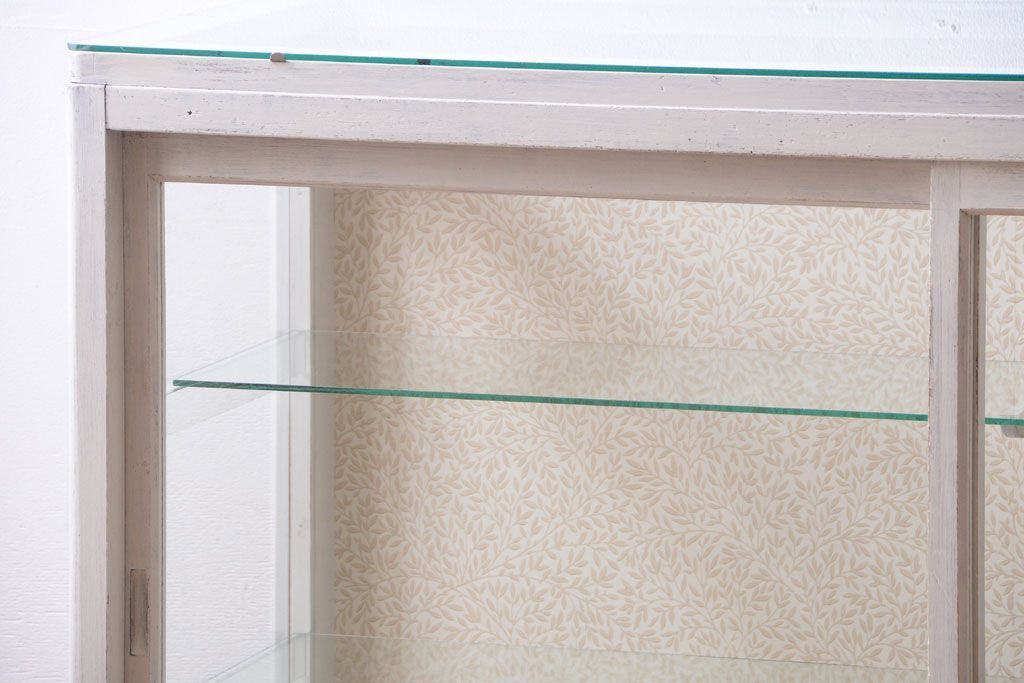 アンティーク家具　ペイント　脚付きのアンティークガラスケース(ショーケース)